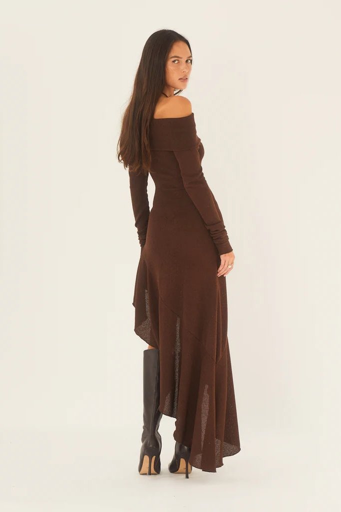 Stilværk™ | Alisa off-shoulder, udsvajet strikket midikjole