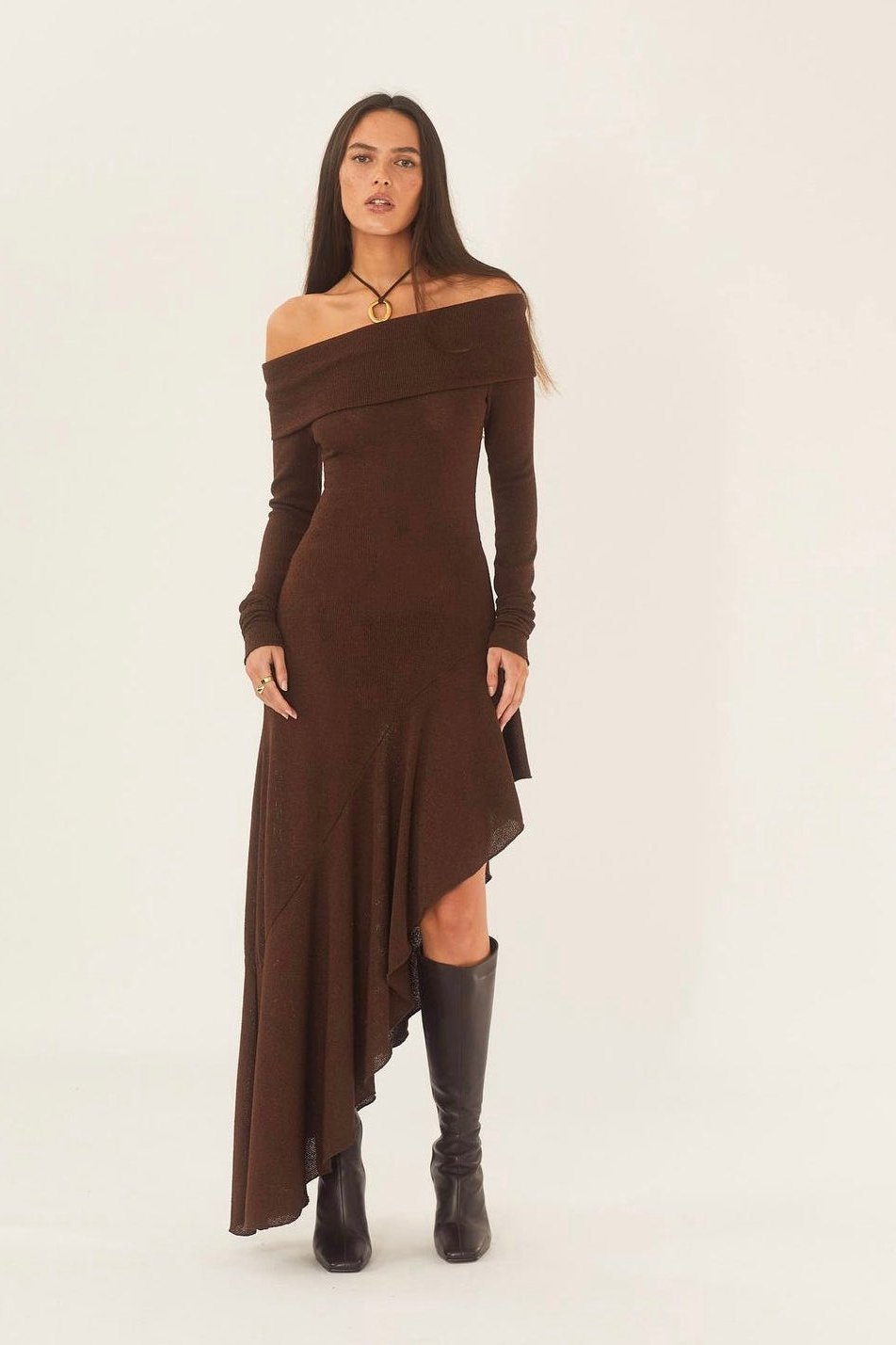 Stilværk™ | Alisa off-shoulder, udsvajet strikket midikjole
