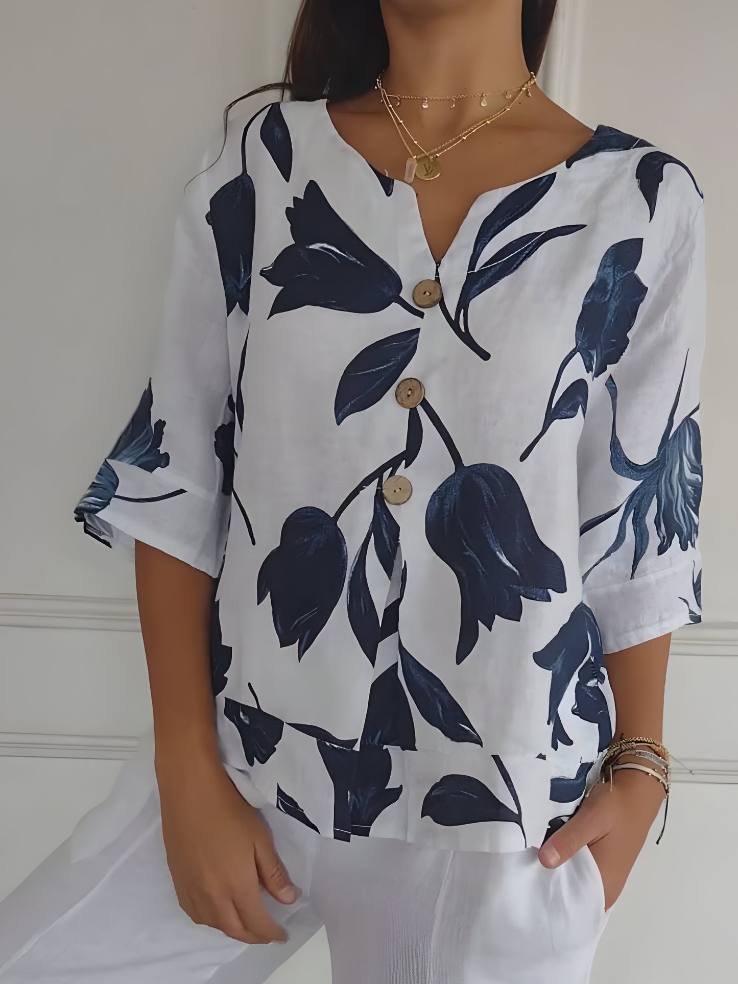 Stilværk™ | Forårsbluse med V-udskæring