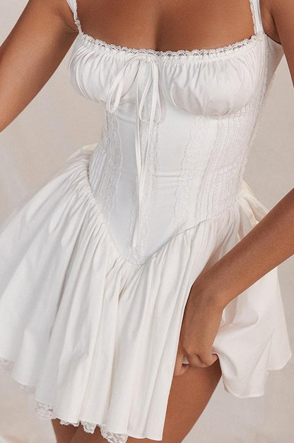 Stilværk™ | Agnes korset-minikjole med blondekant