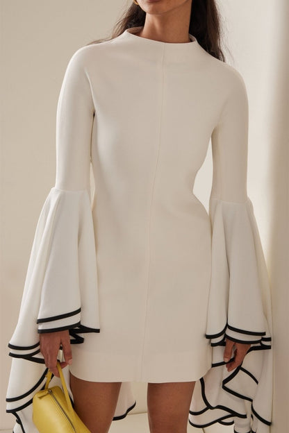 Stilværk™ | Maxine kontrasterende minikjole med flæseærmer