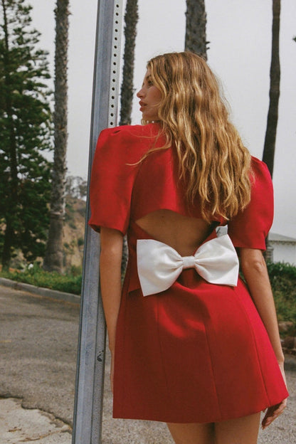 Stilværk™ | Elsie V-udskæring rygløs satin-minikjole